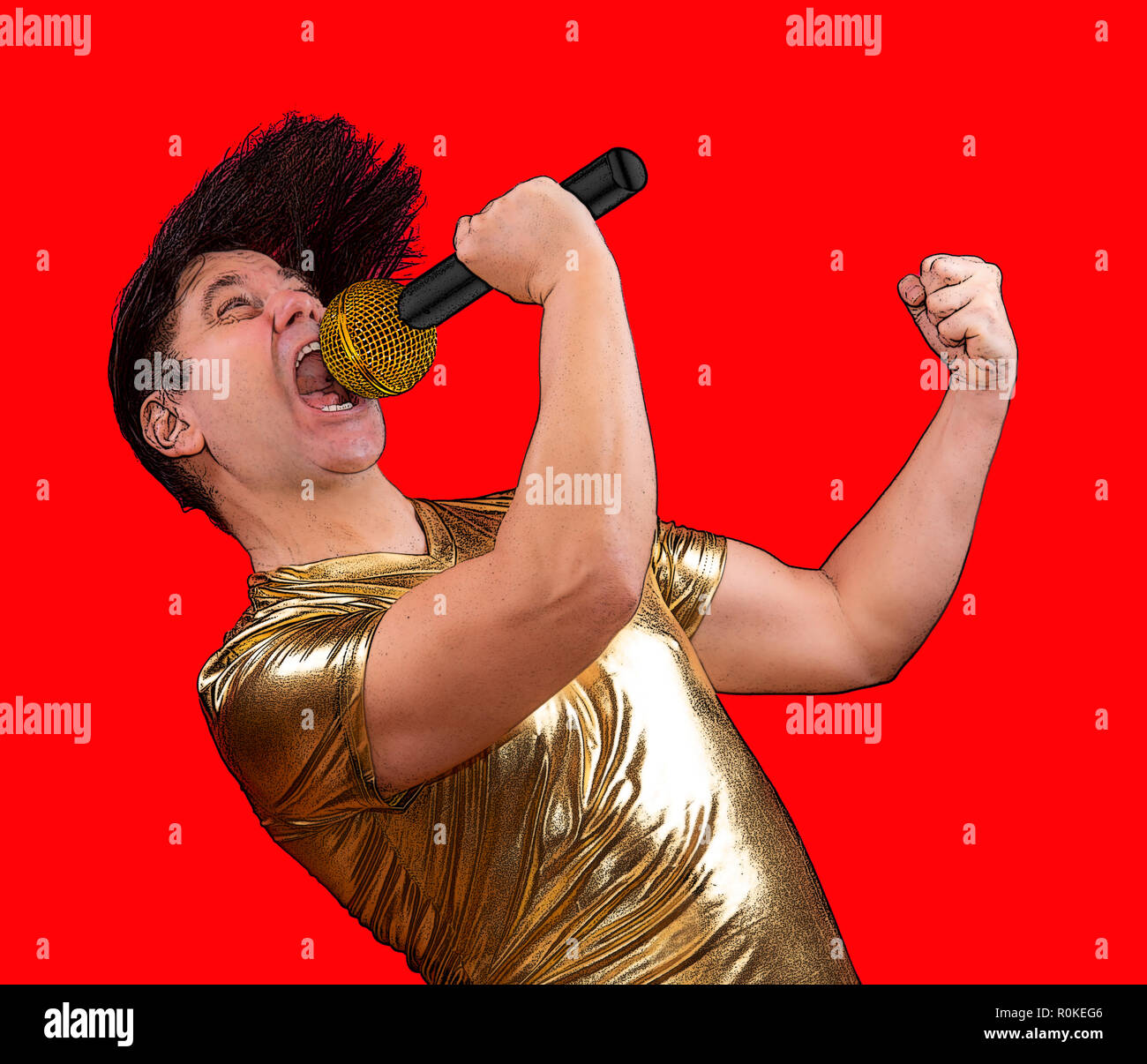 Il cantante eccitato con un microfono su sfondo rosso. Crazy emotional man in golden shirt Cantare al microfono. Foto Stock