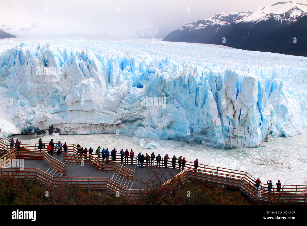 Spettatori guarda il parto del Ghiacciaio Perito Moreno da una vicina si affacciano, i ghiacciai del Parco Nazionale, Argentina Foto Stock