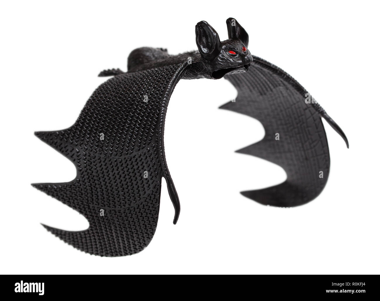In gomma nera Bat battenti isolato su uno sfondo bianco. Foto Stock