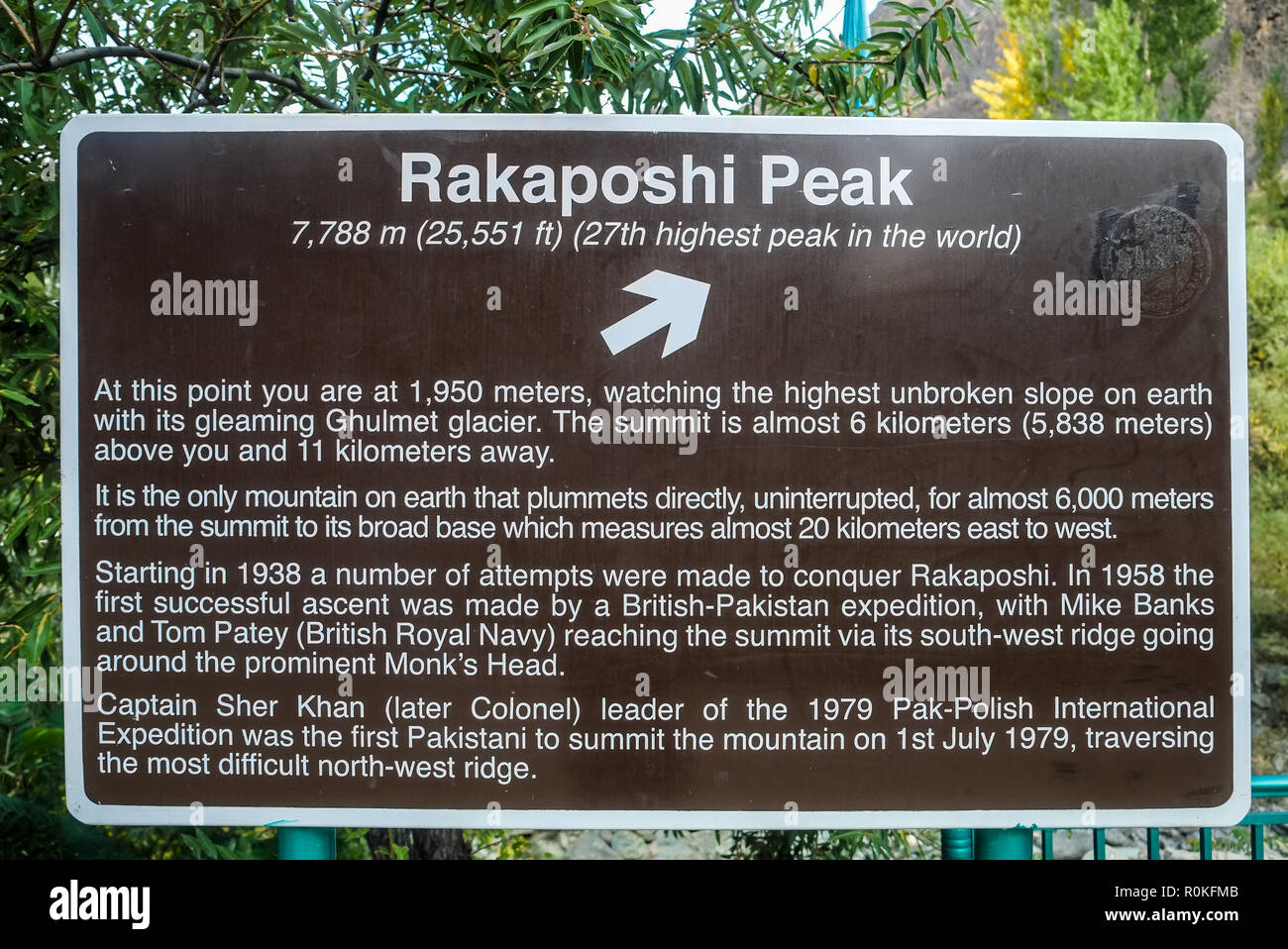 Un cartello indicatore di direzione e l'informazione del Rakaposhi picco. Nagar, Gilgit Baltistan, Pakistan. Foto Stock