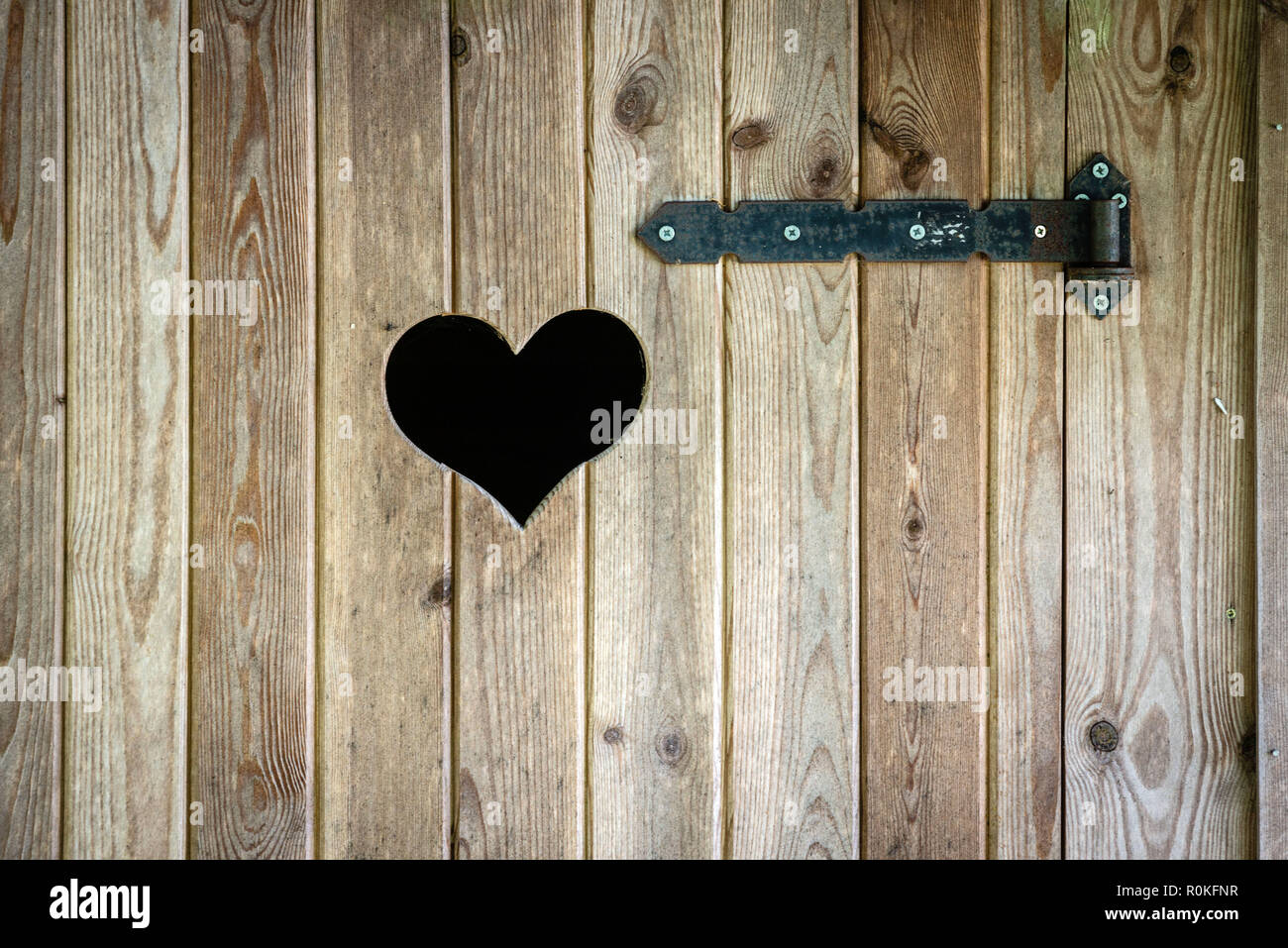 Per esterni in legno wc con cuore sulla porta. Foto Stock