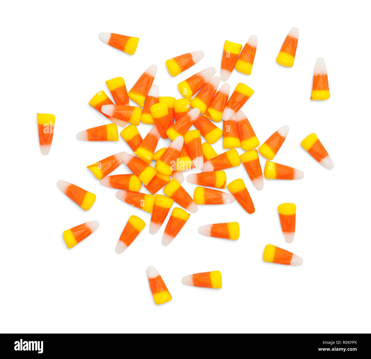 Candy Corn sparsi su uno sfondo bianco. Foto Stock
