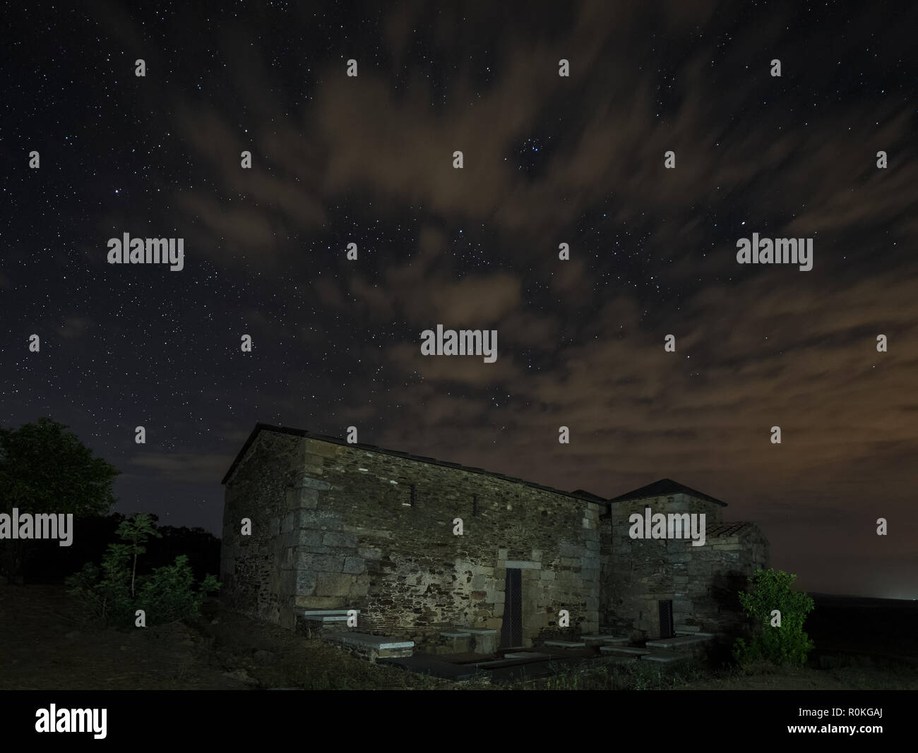 Paesaggio notturno con la Visigotica Basilica di Santa Lucia del Trampal. Acuescar. Spagna. Foto Stock