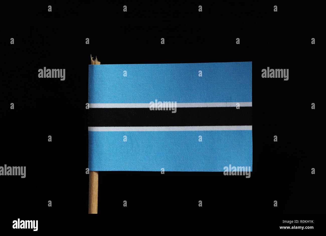Un originale e bandiera ufficiale del Botswana su stuzzicadenti su sfondo nero. Bandiera è costituito dalla luce del campo blu tagliato orizzontalmente al centro da un bla Foto Stock