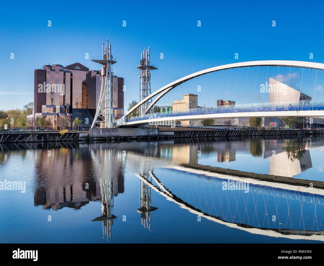 2 Novembre 2018: Salford Quays, Manchester, Regno Unito - Il Ponte di Lowry o Millennium passerella che abbraccia il Manchester Ship Canal tra Salford e Foto Stock