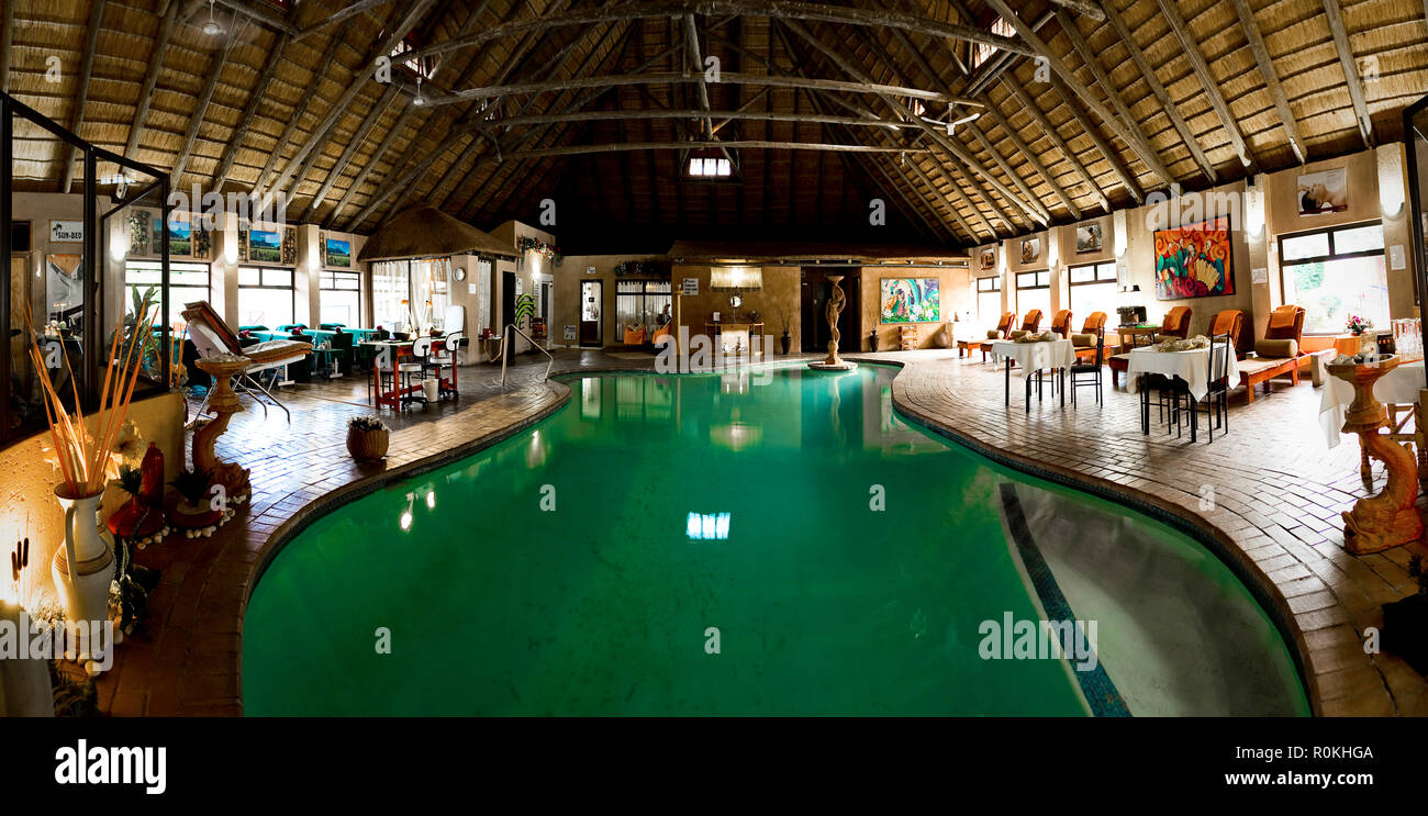 Piscina coperta in acque scintillanti Spa Foto Stock