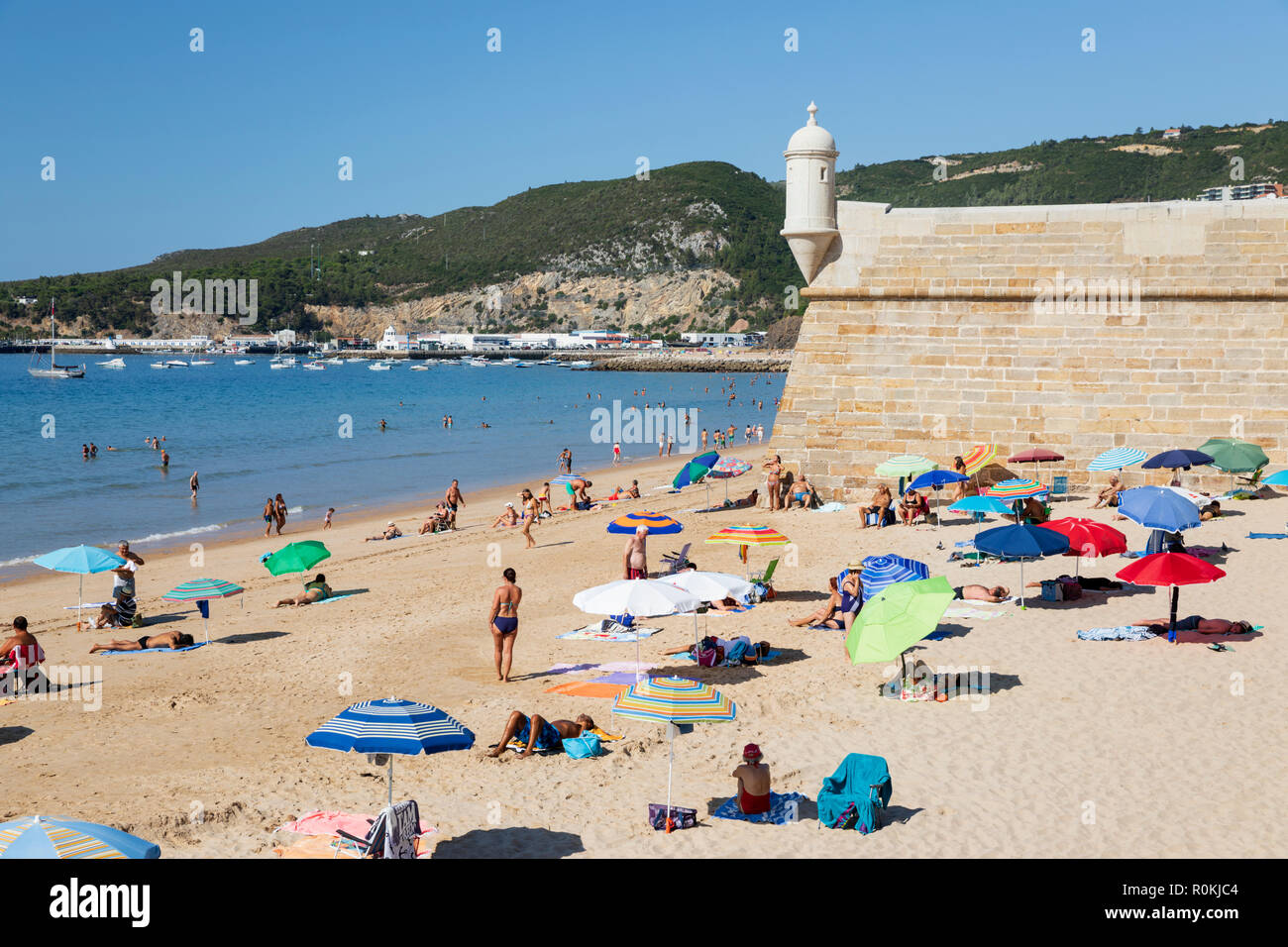 Vista sulla spiaggia e fort su soleggiate mattine d'estate, Sesimbra, distretto di Setubal, regione di Lisbona, Portogallo, Europa Foto Stock