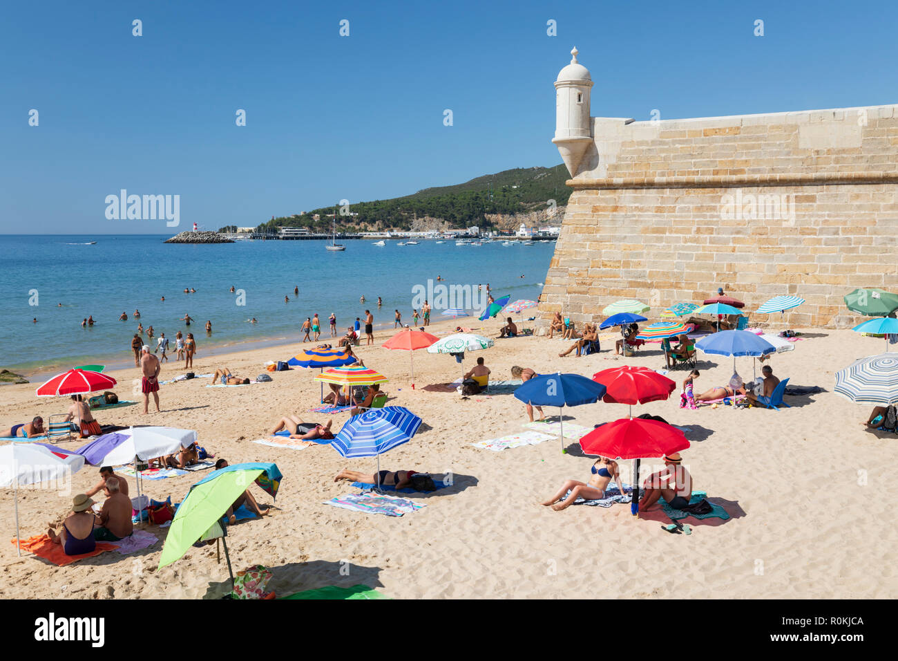 Vista sulla spiaggia e fort su soleggiate mattine d'estate, Sesimbra, distretto di Setubal, regione di Lisbona, Portogallo, Europa Foto Stock