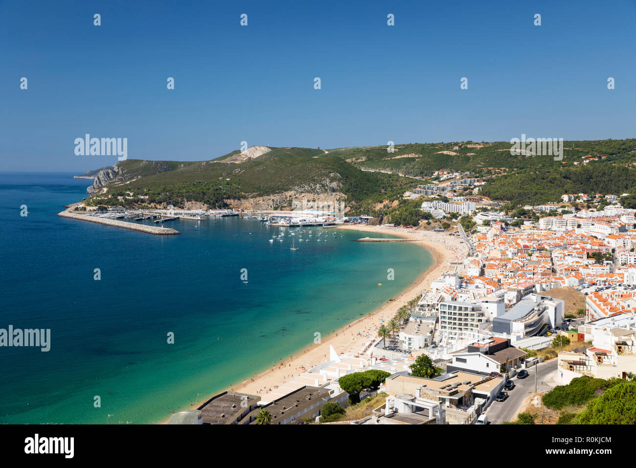 Vista sulla città di pescatori e beach resort, Sesimbra, distretto di Setubal, regione di Lisbona, Portogallo Foto Stock