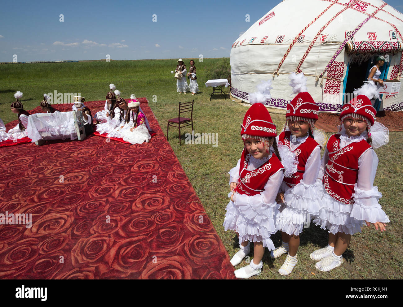 Il kazako bambini in abito nazionale vicino jurt, yurta, nomade della tenda nella steppa, Astrakhan, Russia Foto Stock