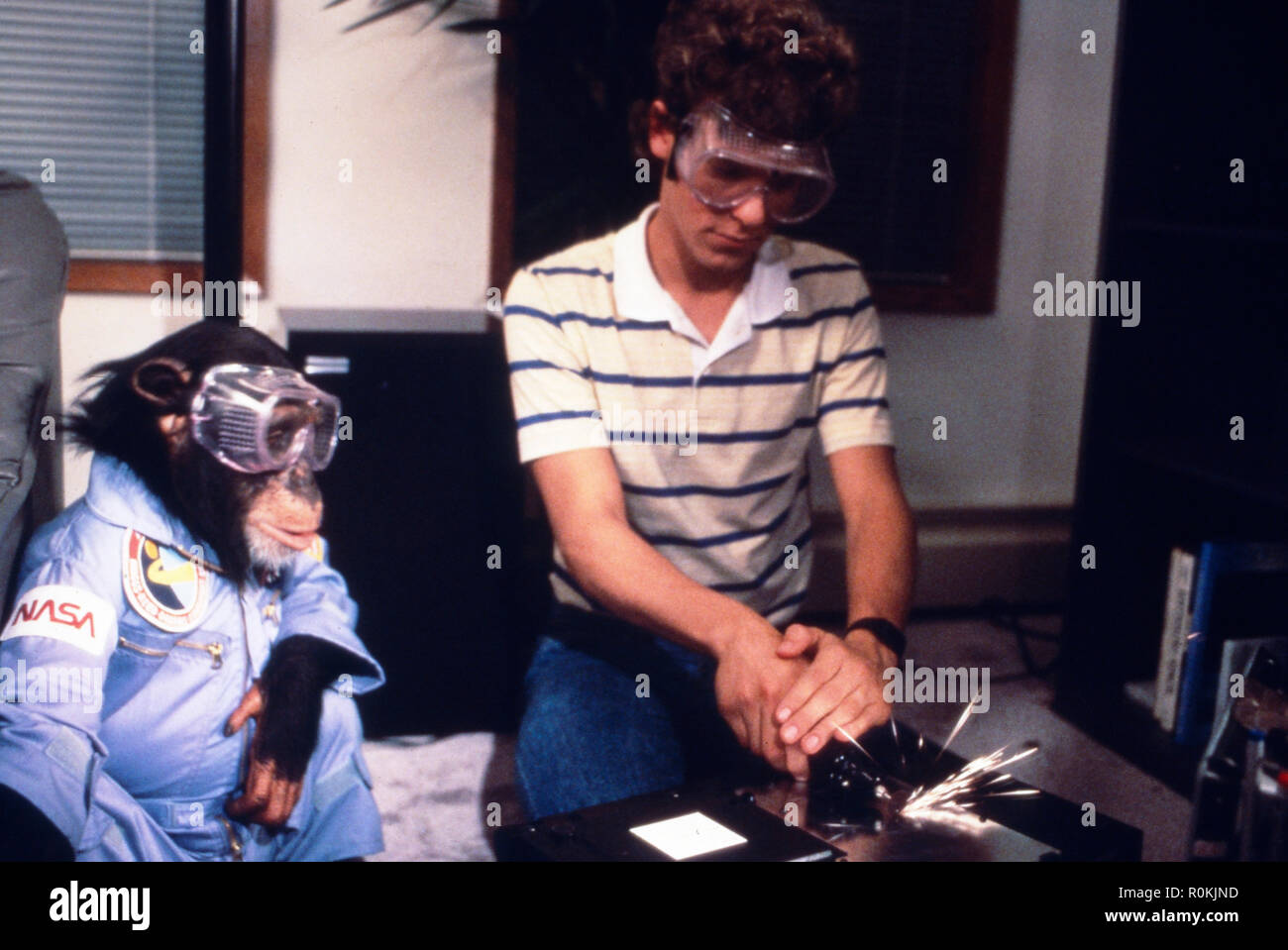 Hero nella famiglia, aka: Auf der Suche nach dem geheimnisvollen Kristall, Fernsehfilm, USA 1986, Regie: Mel Damski, Darsteller: Schimpanse Mike, Christopher Collet Foto Stock
