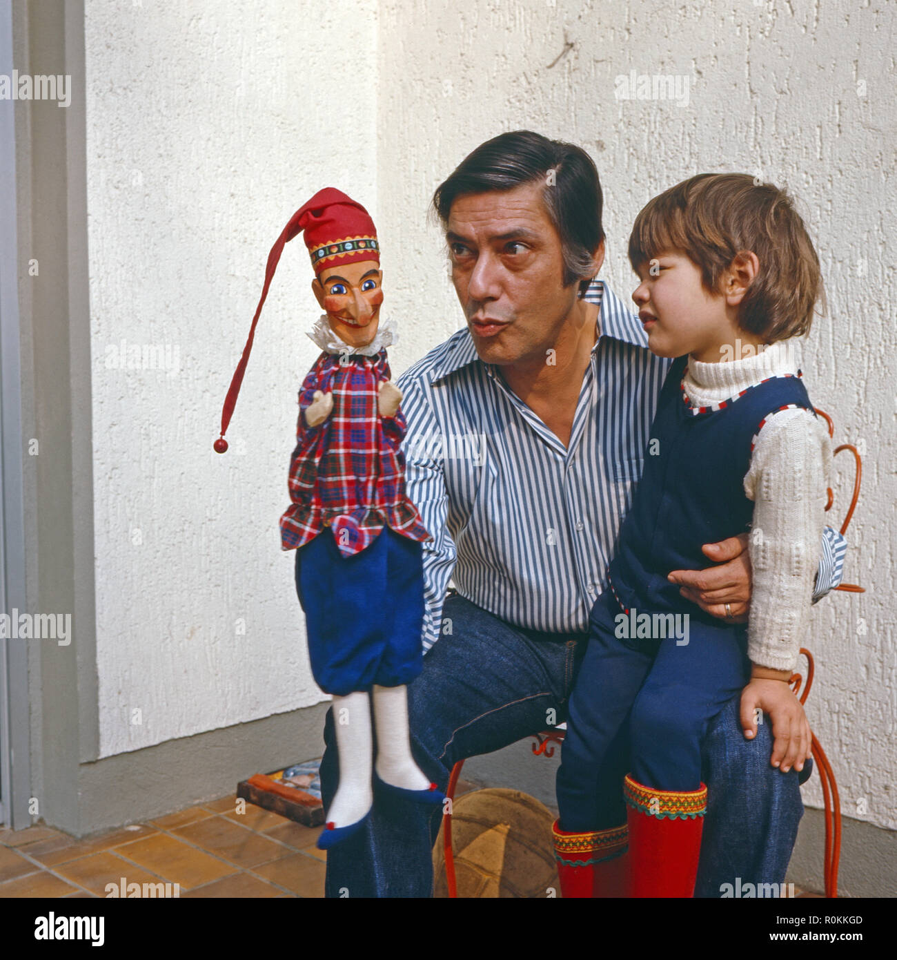 Eter Rene Körner, deutscher Schauspieler und Sänger, mit Sohn Götz Fabian und Hohnsteiner dem Kasper in Rösrath bei Köln, Deutschland 1971. Il tedesco cantante e attore Peter Rene Koerner con suo figlio Goetz Fabian e il Hohnsteiner Kasper puppet a Roesrath vicino a Colonia, Germania 1971. Foto Stock