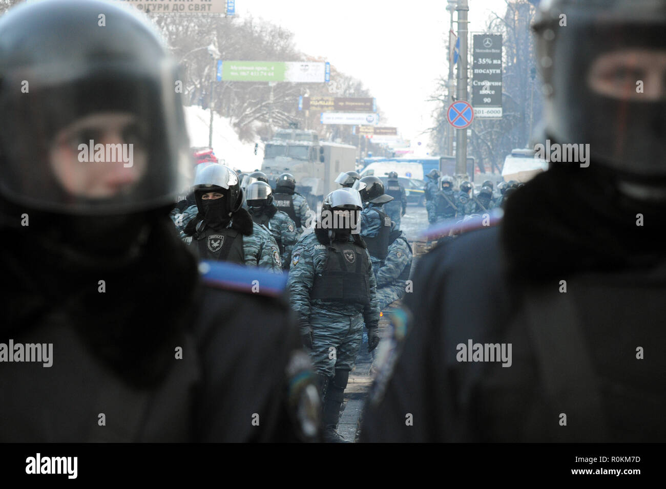 27 gennaio 2014 - Kiev, Ucraina: filari di anti-sommossa di polizia sulla strada Hroushevskoho blocco anti-governo manifestanti di avvicinarsi al parlamento. Des policiers anti-emeute ukrainiens font face aux manifestants qui ont construit des barricate sur la rue Hroushevskoho, pres de la place de l'independance de Kiev, connue comme le maidaïen. *** La Francia / NESSUNA VENDITA A MEDIA FRANCESI *** Foto Stock
