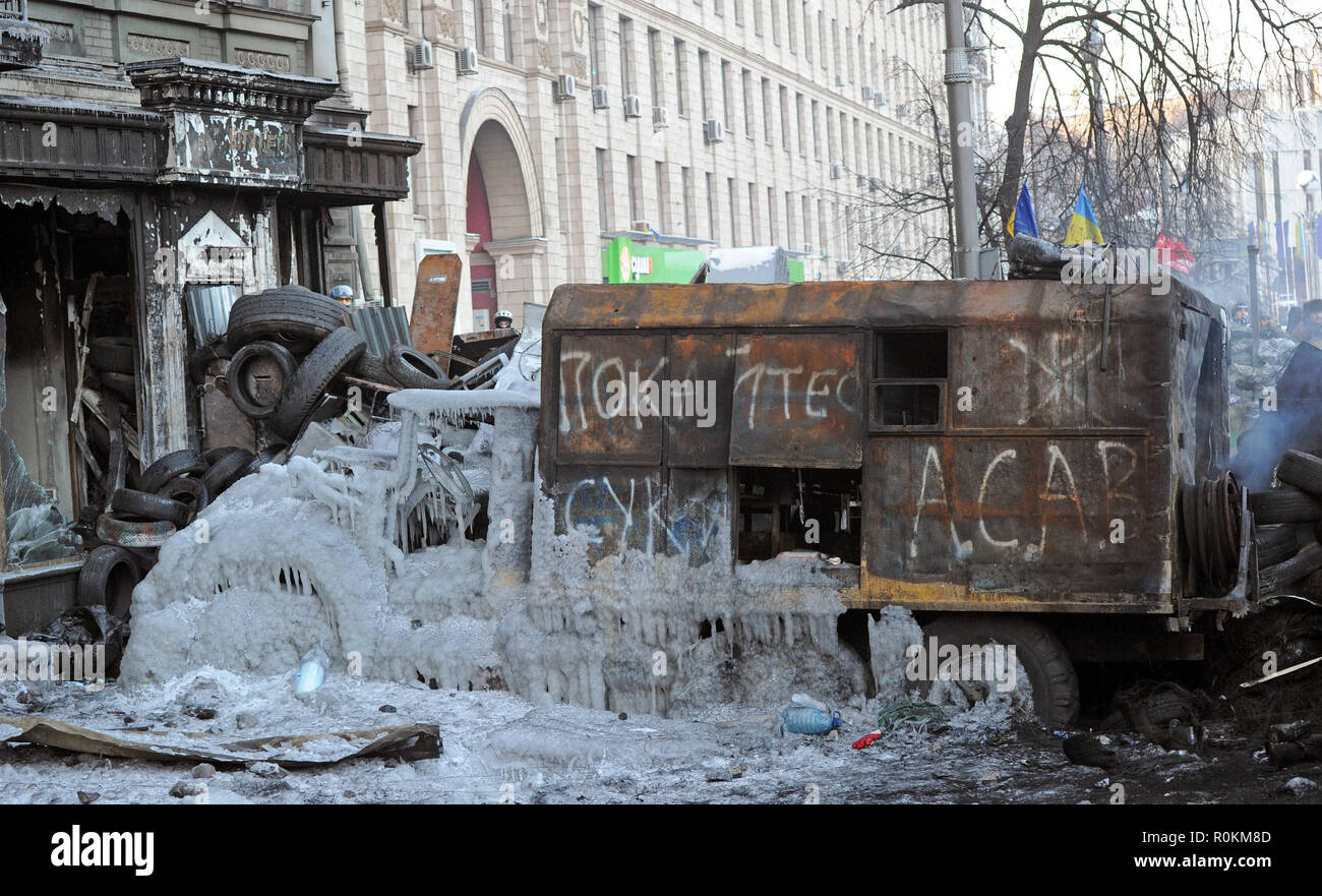 27 gennaio 2014 - Kiev, Ucraina: governo anti-manifestanti rinforzare una barricata vicino a Kiev Piazza Indipendenza, noto come Maidan, come uno standoff tesa con la polizia continua. Des manifestants renforcent sur une barricade pres de la place de l'independance a Kiev, connue comme le maidaïen. *** La Francia / NESSUNA VENDITA A MEDIA FRANCESI *** Foto Stock