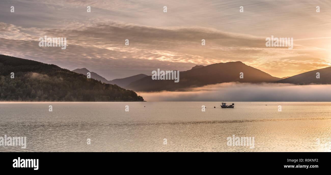 Una nebbiosa mattina sul Loch Fyne da Inveraray Foto Stock