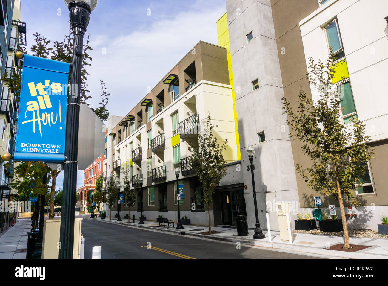 Il paesaggio urbano nel centro cittadino di Sunnyvale, San Francisco Bay Area, California; la città di slogan 'è tutta qui' visualizzata lungo una strada di fronte ne Foto Stock