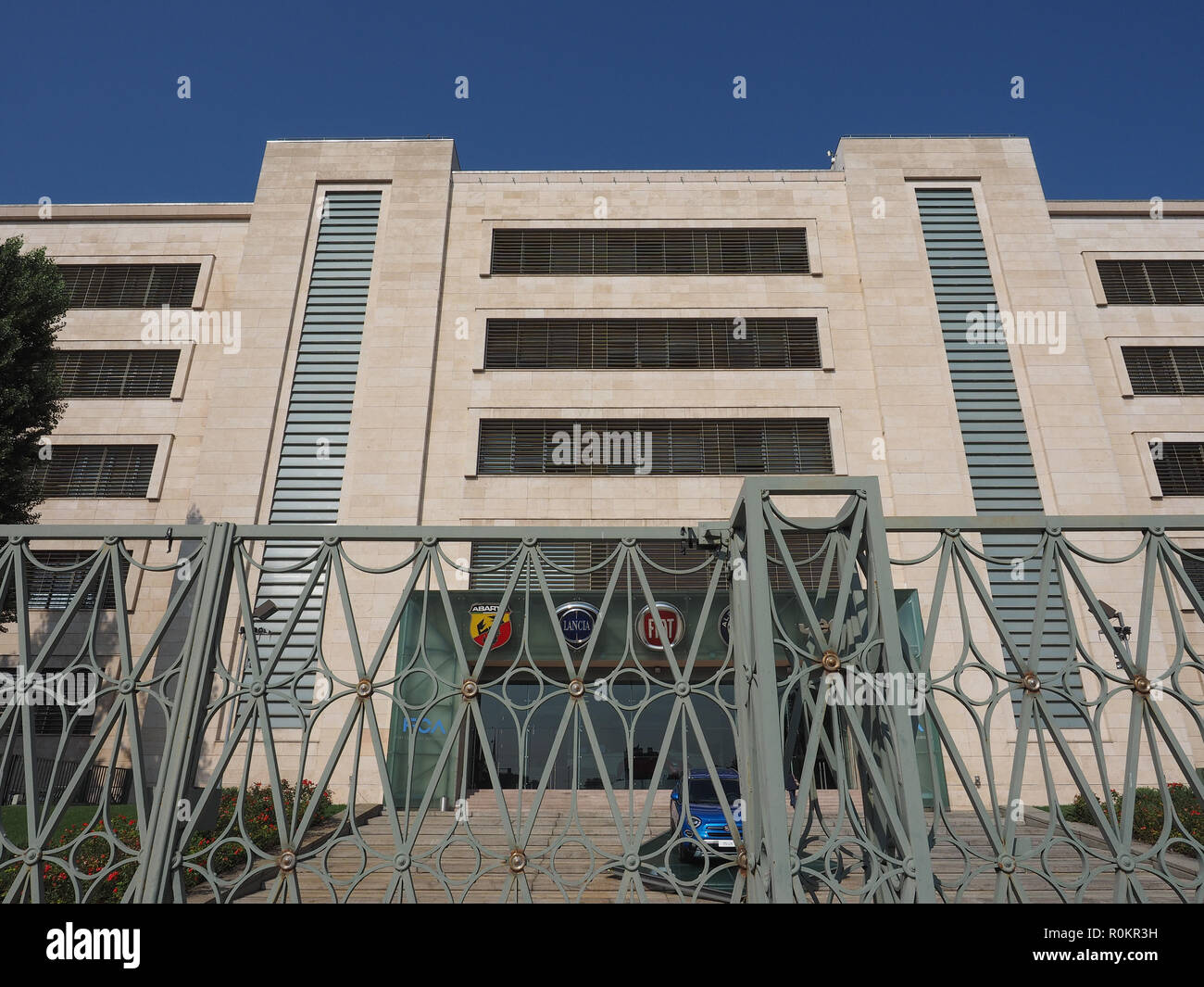 Torino, Italia - CIRCA NEL SETTEMBRE 2018: Chrysler Fiat Automobiles (FCA) Mirafiori fabbrica di automobili per Fiat, Lancia, Alfa Romeo, Jeep e Abarth Foto Stock