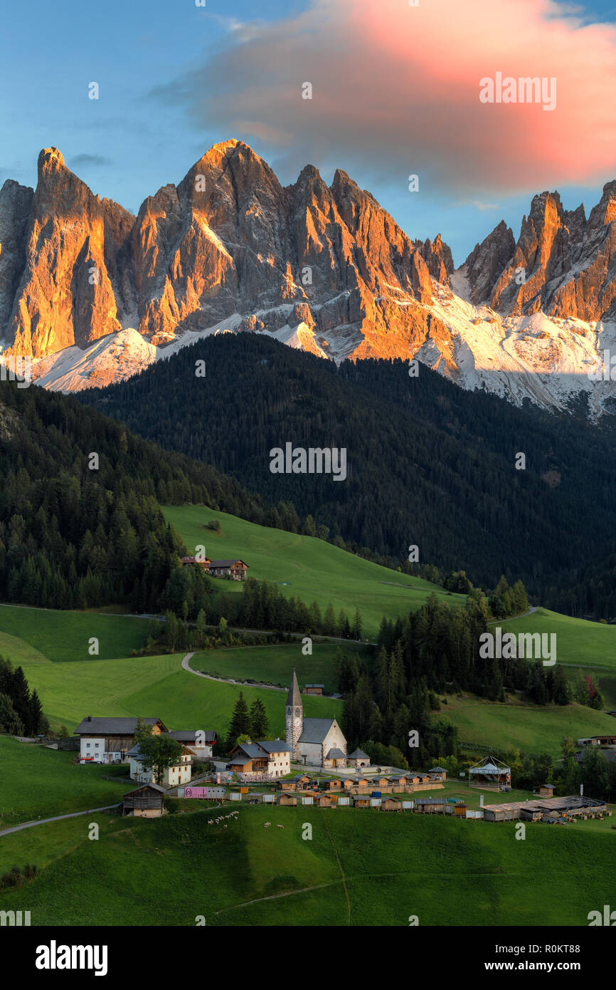 Bella idilliaco paesaggio di montagna nelle Dolomiti in golden luce della sera al tramonto in autunno colori, Val di Funes, Alto Adige, Italia settentrionale Foto Stock