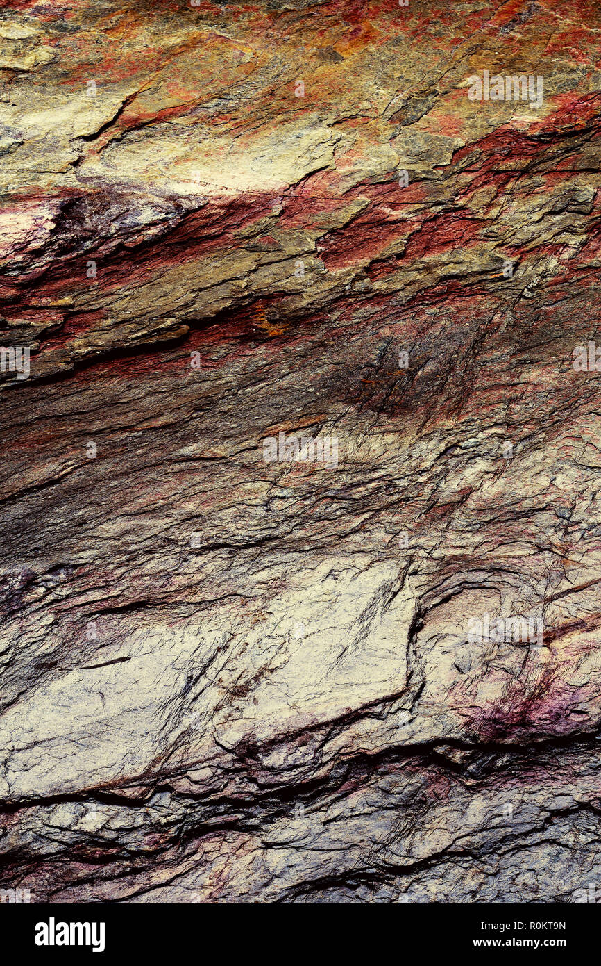 Tessitura della pietra dello sfondo. Dettaglio struttura naturale in stretta verso l'alto. Subì tonalità autunnali in oro, argento e rame rosso. Foto Stock