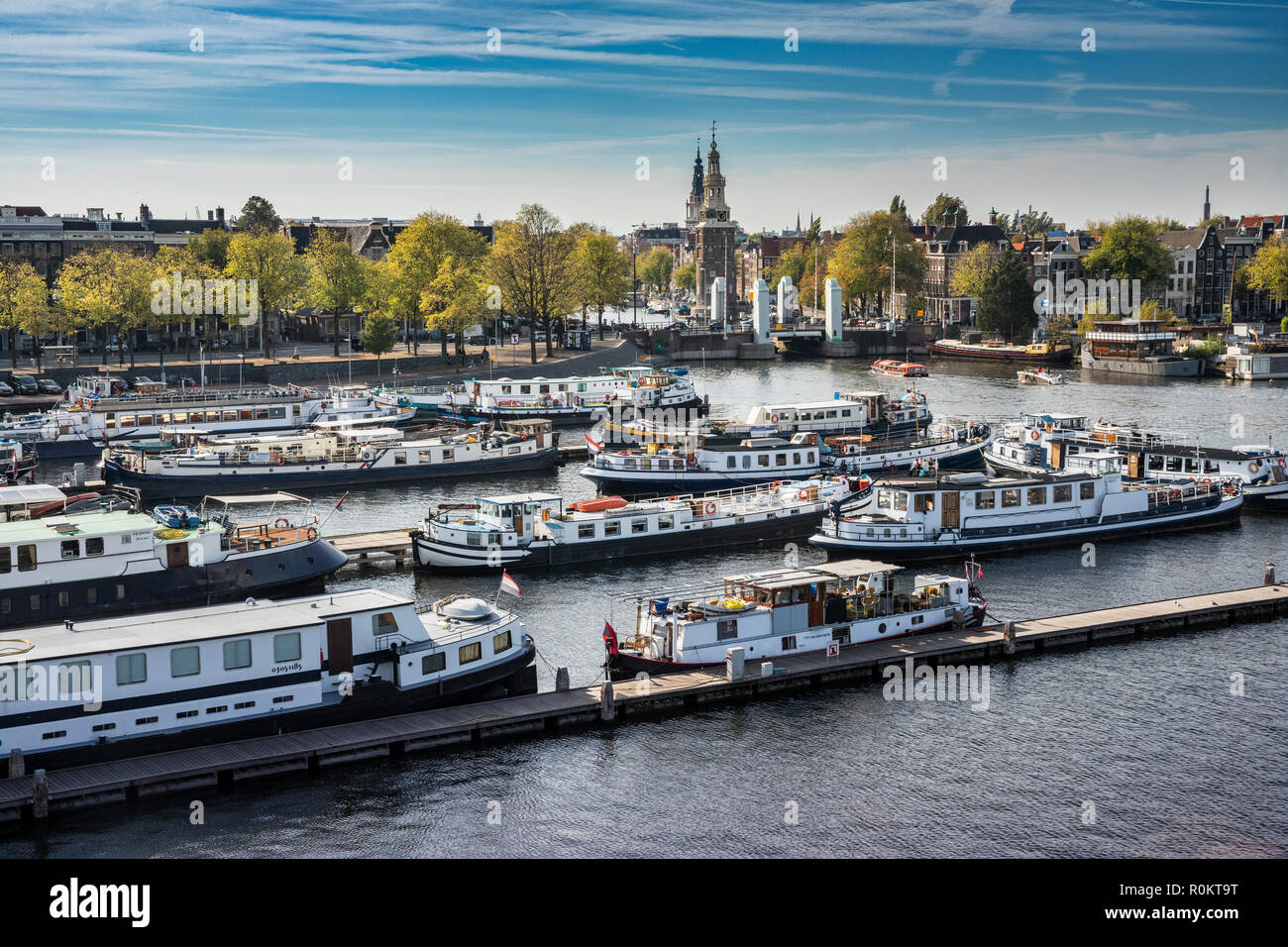 Lo skyline di Amsterdam su case galleggianti Foto Stock