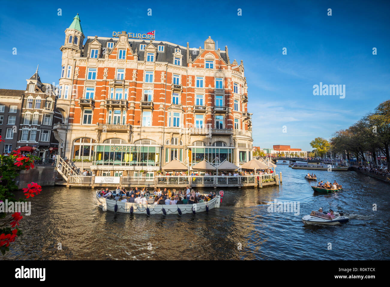Barche turistiche in canal davanti a De L'europe hotel Foto Stock