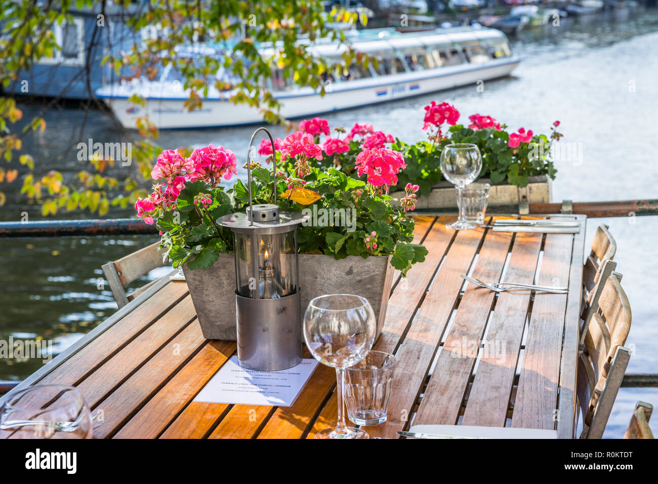 Il ristorante di Amsterdam, tabelle impostato per il pranzo con i fiori Foto Stock