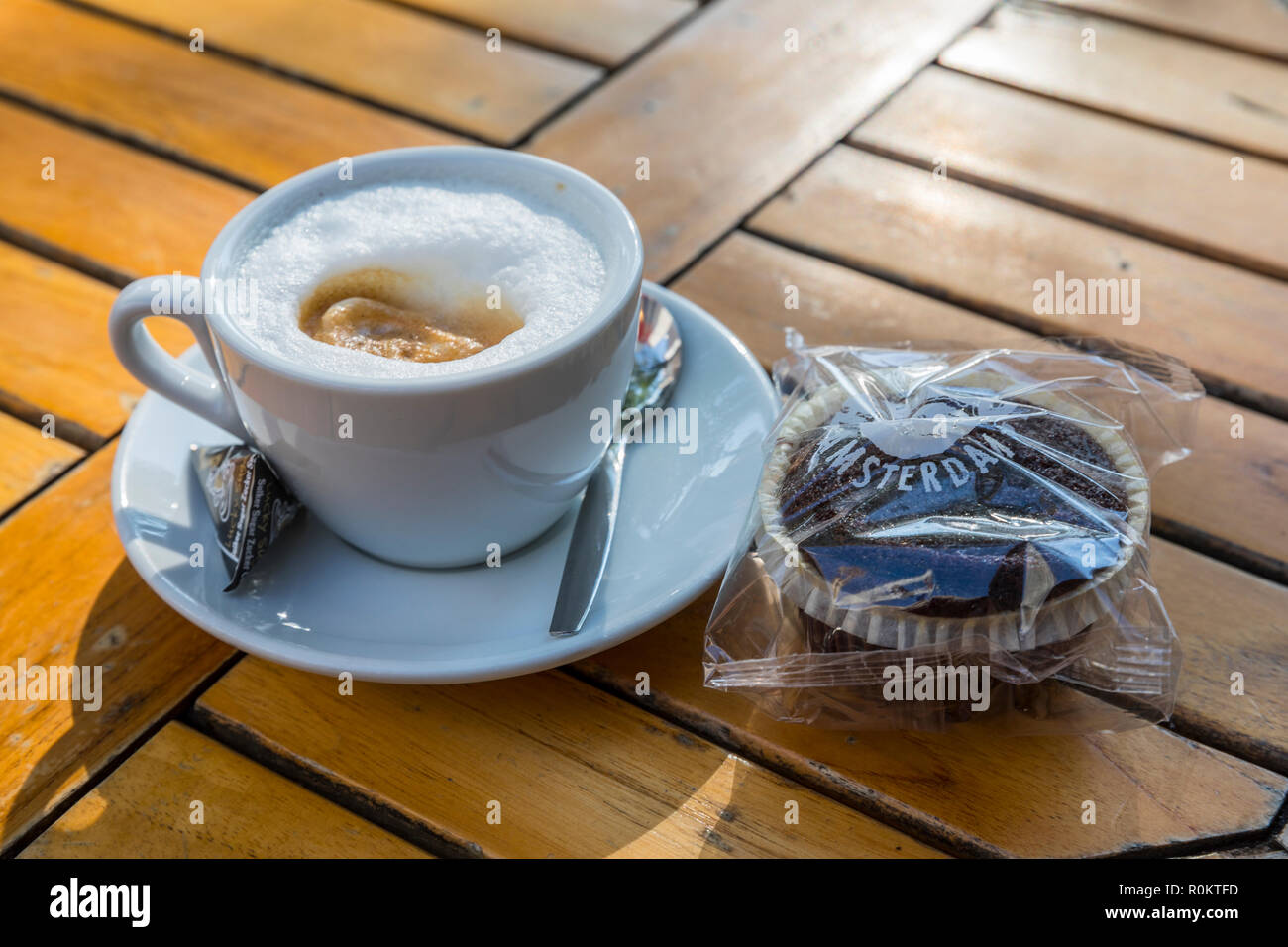 Una tazza di caffè con cioccolato muffin canabis sulla taible nel coffee shop, Amsterdam Foto Stock