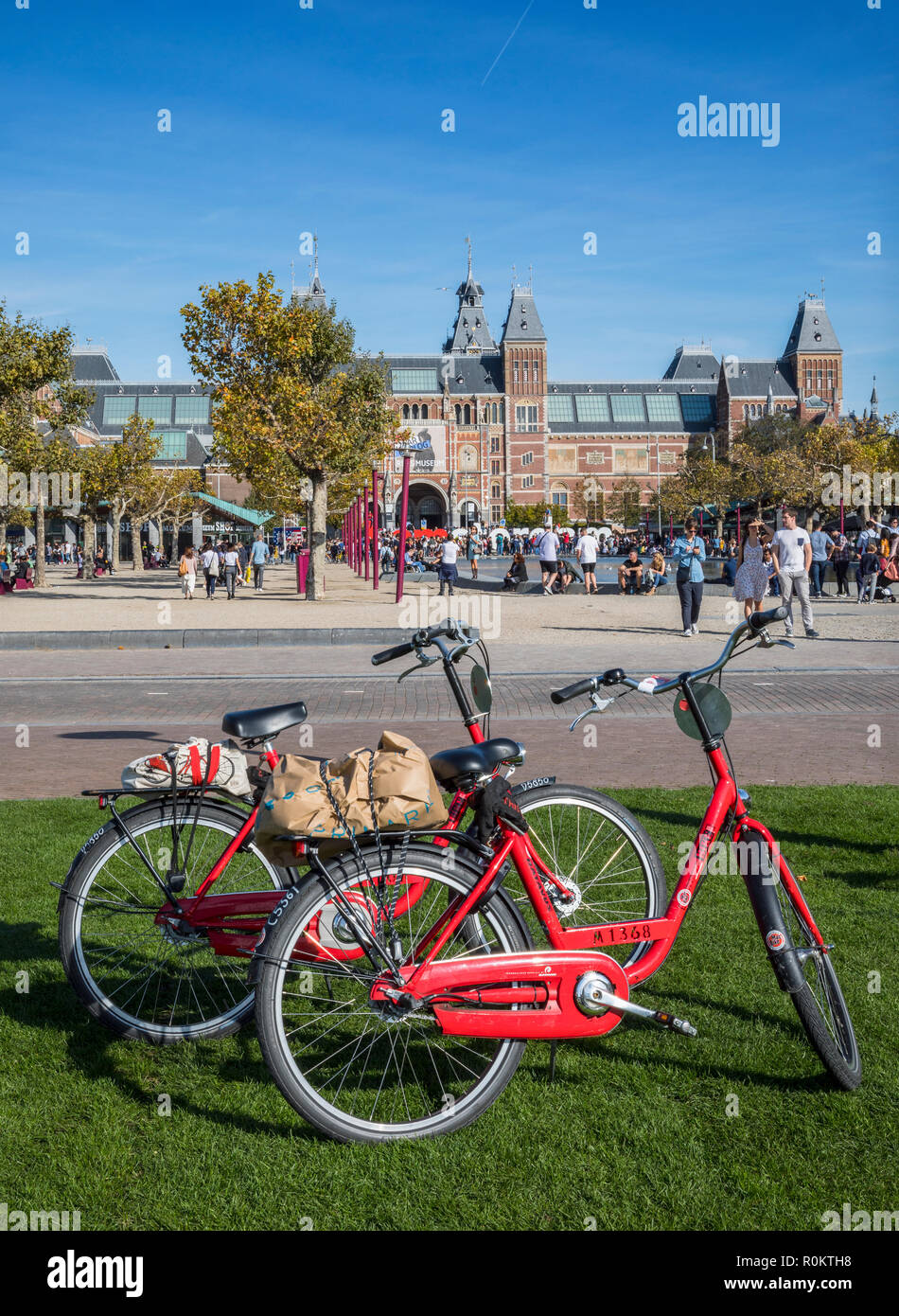 Biciclette sul prato con il Rijksmuseum sul retro Foto Stock