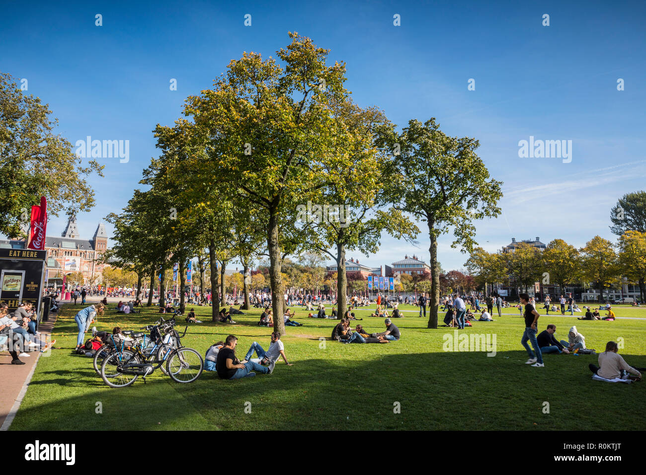 Le persone in un momento di relax a Museumsplain sulla giornata di sole in Amasterdam Foto Stock
