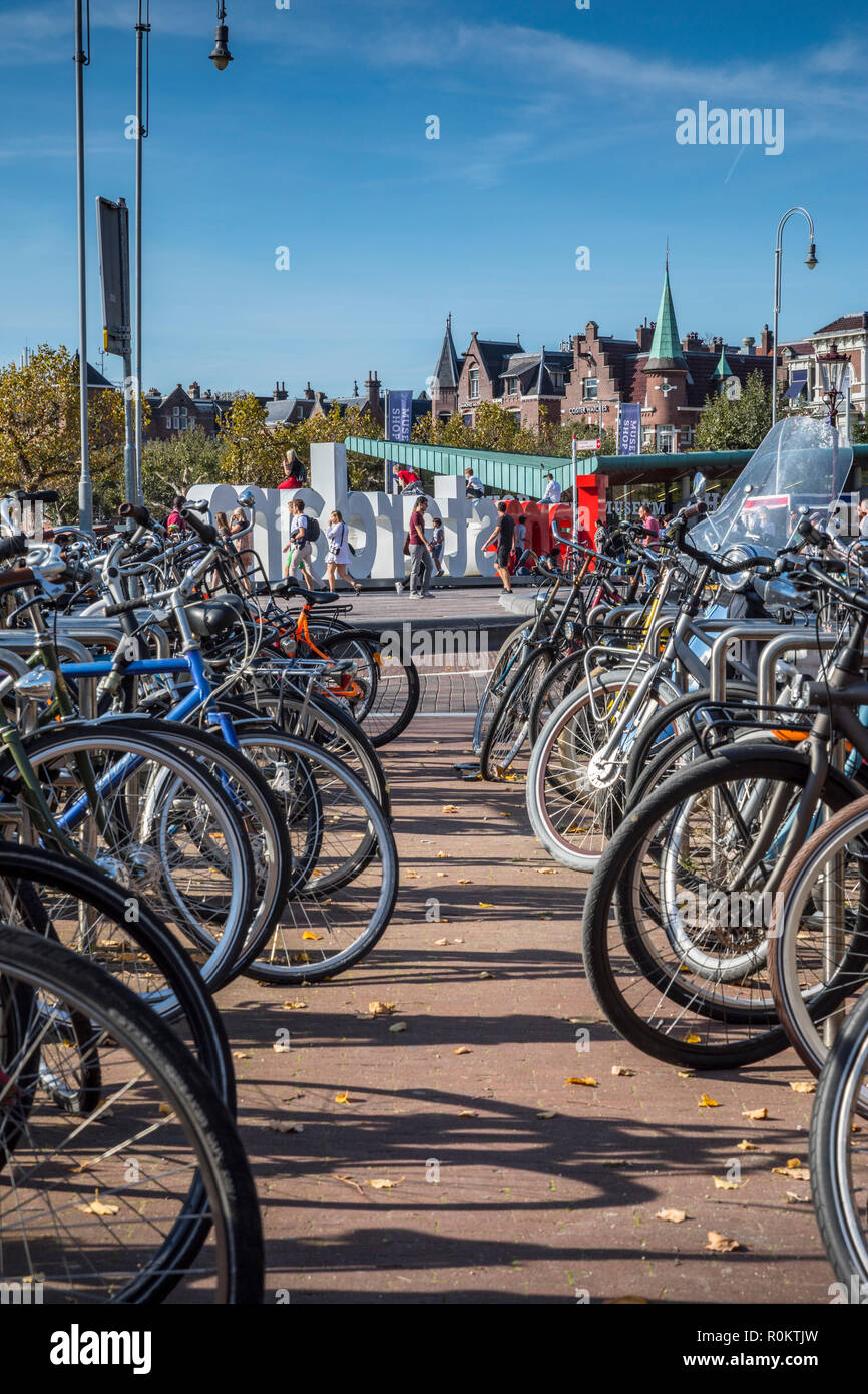 Biciclette parcheggio in area Museumspalin, Iamsterdam segno davanti Foto Stock