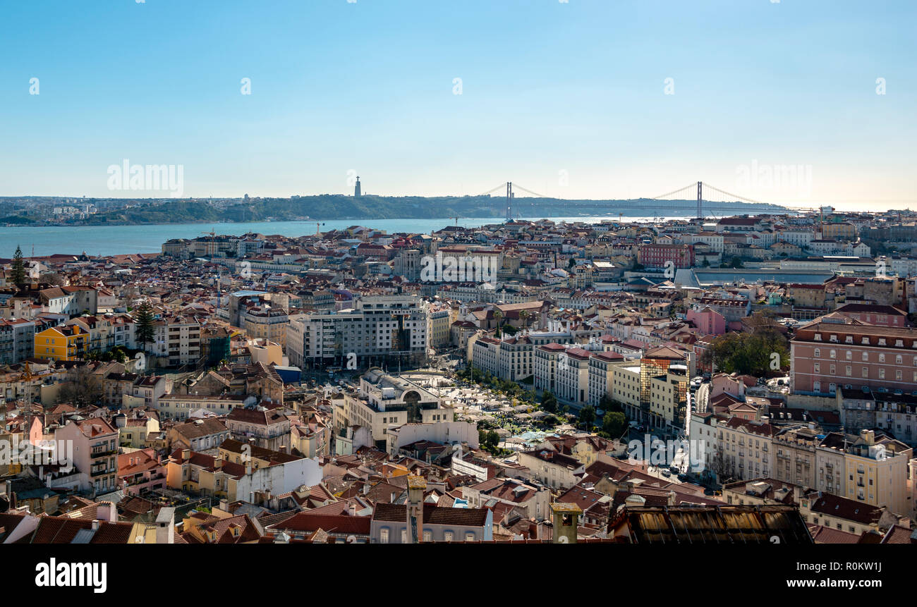Vista sulla città da Miradouro da Nossa Senhora do Monte, con Ponte 25 de Abril, Lisbona, Portogallo Foto Stock