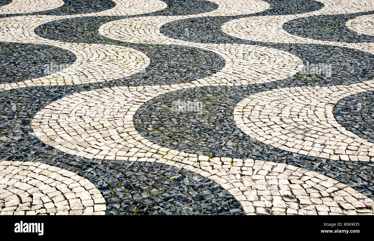 Nero e bianco gesso ondulato motif, Rossio, Praça Rossio, Lisbona, Portogallo Foto Stock