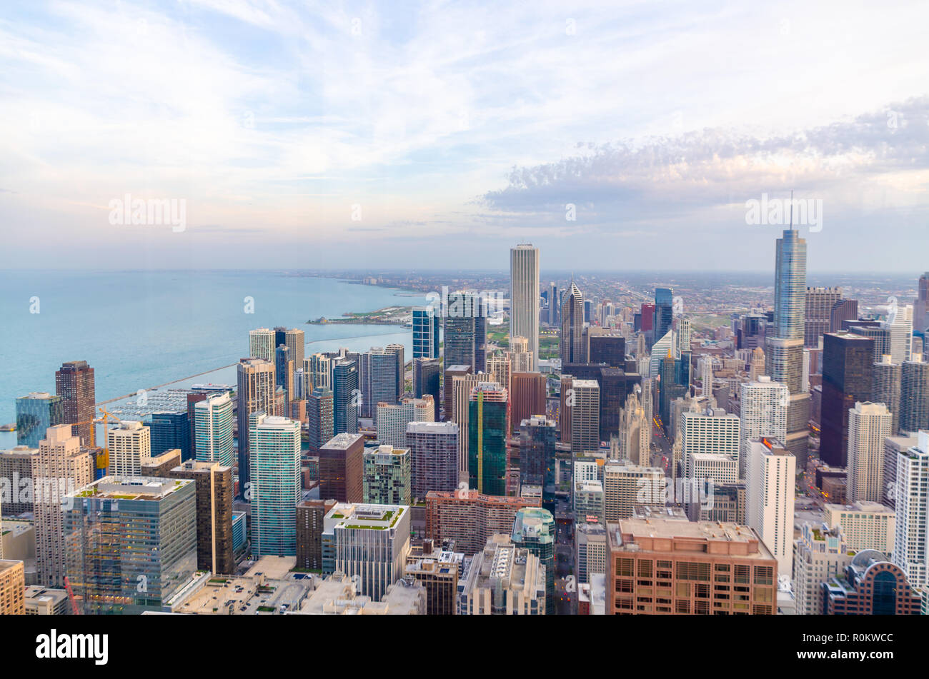 Vista superiore della città moderna durante il tramonto Foto Stock