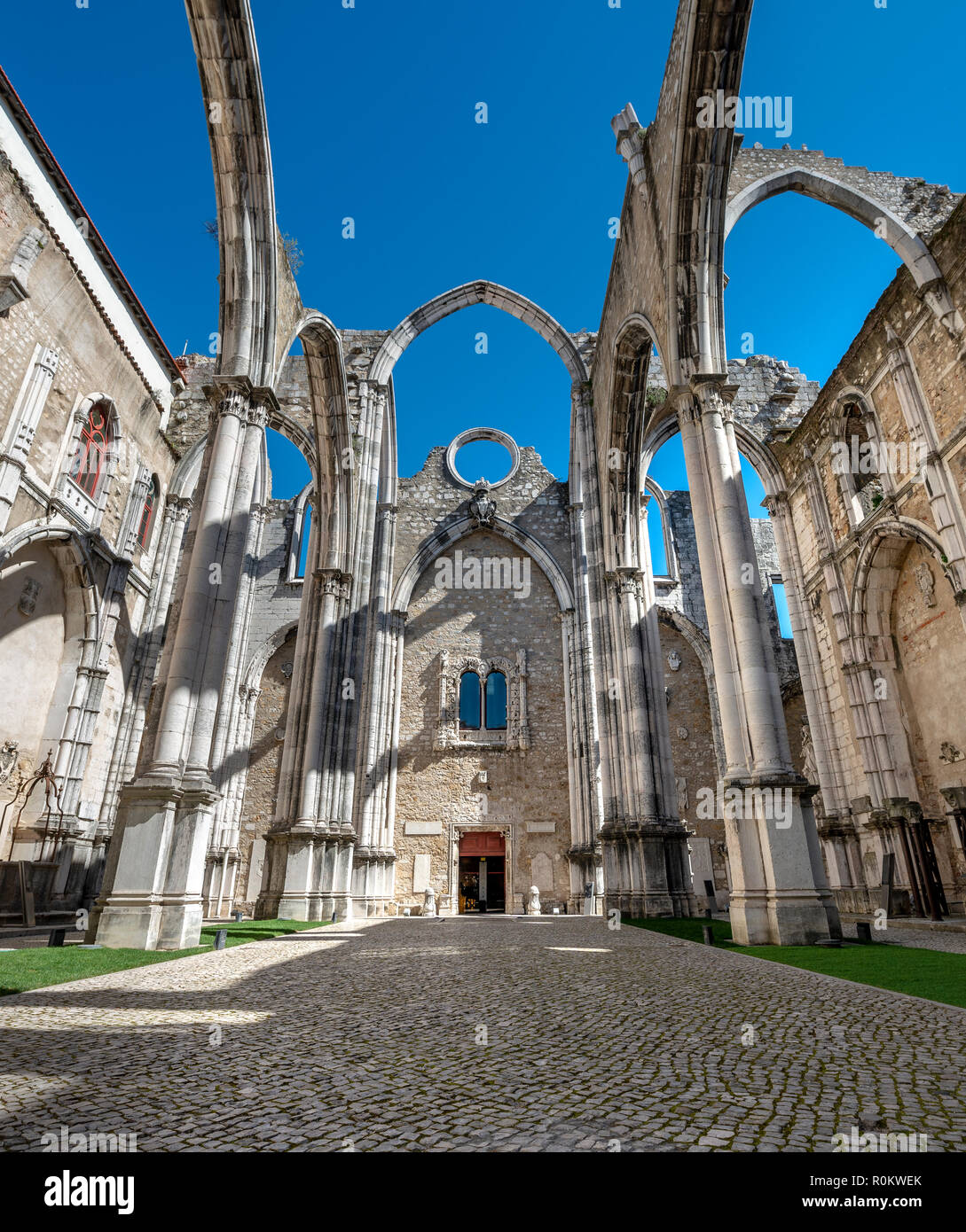 Distrutta chiesa, rovine della Igreja do Carmo, Convento da Ordem do Carmo, Chiado, Lisbona, Portogallo Foto Stock