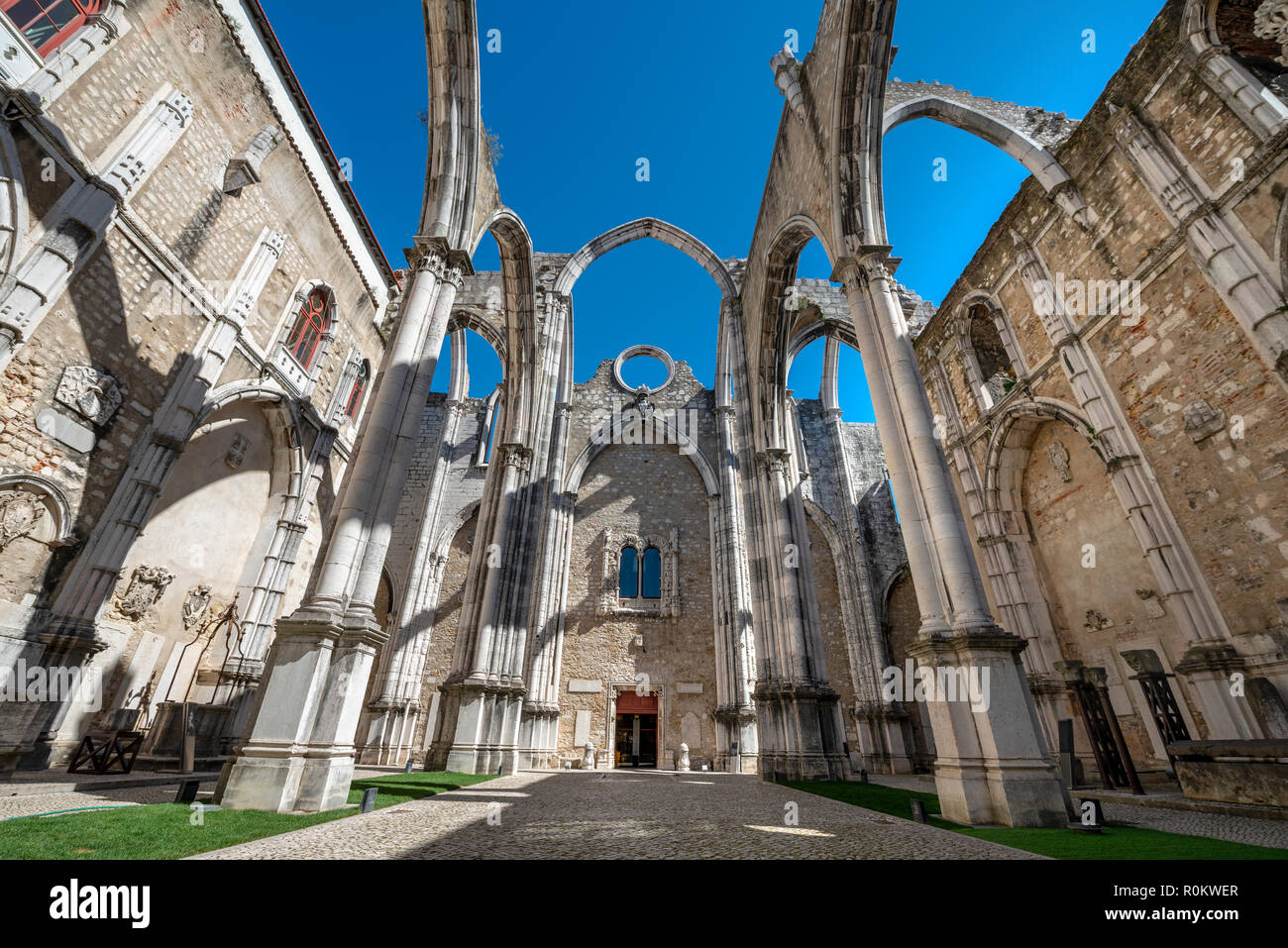 Distrutta chiesa, rovine della Igreja do Carmo, Convento da Ordem do Carmo, Chiado, Lisbona, Portogallo Foto Stock