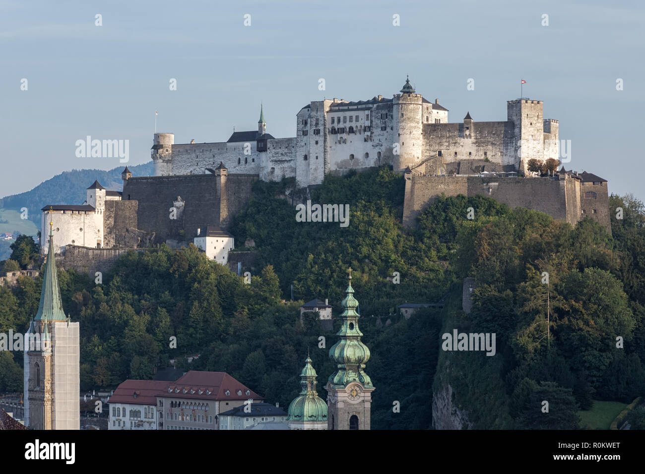 Città di Salisburgo, in Austria. Vista dal Mönchsberg al quartiere storico e la Fortezza di Hohensalzburg. Blick auf die Festung Hohensalzburg, 2018 Foto Stock