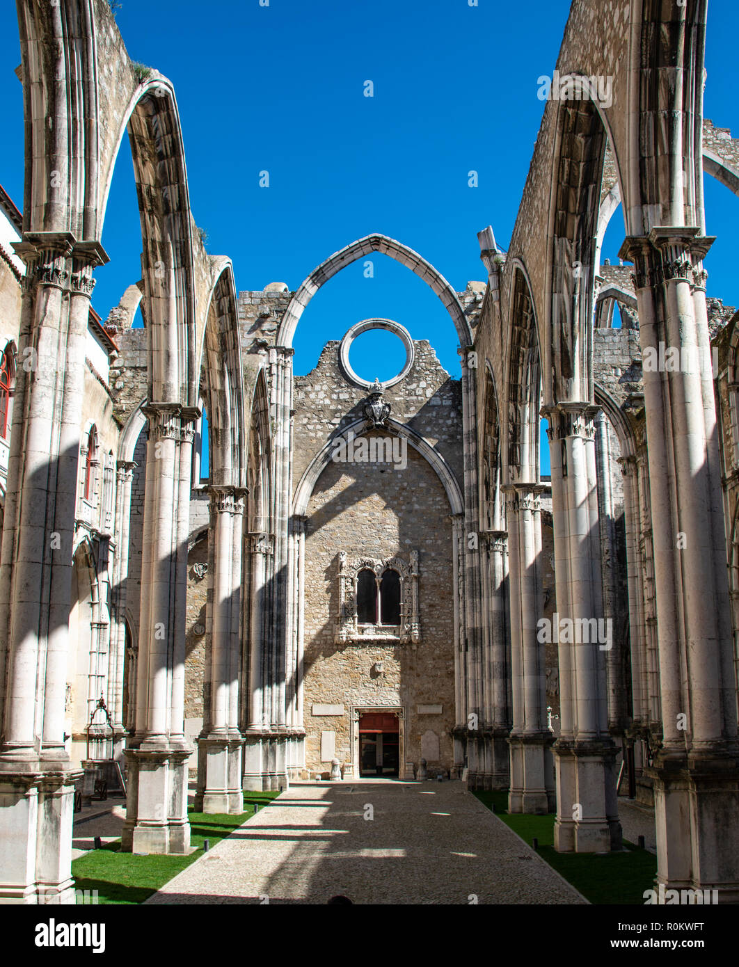 Distrutta chiesa, rovine della Igreja do Carmo, Convento da Ordem do Carmo, Chiado, Lisbona, Portogallo Foto Stock