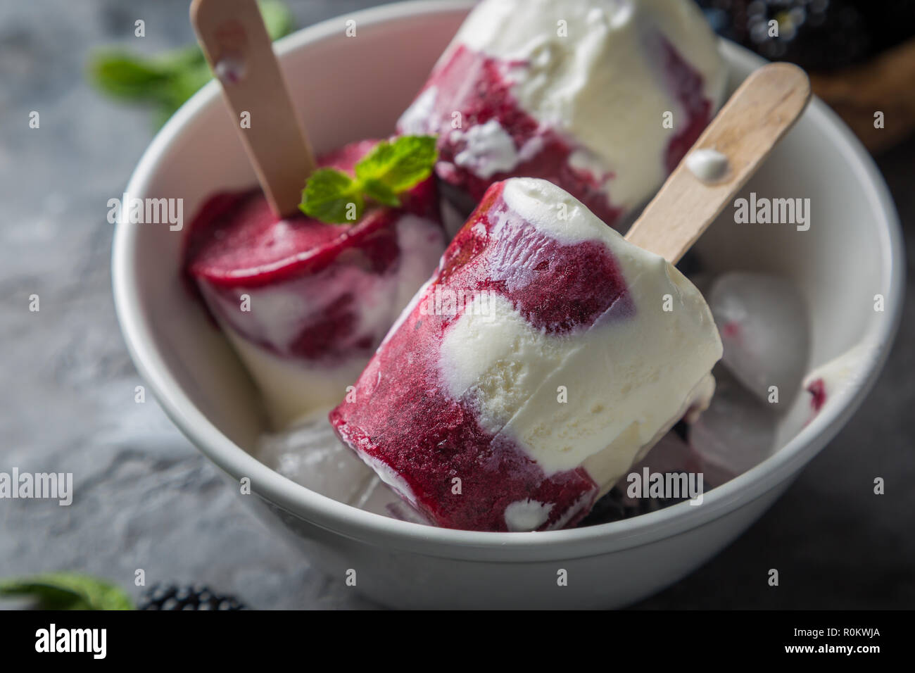 Berry popsicles su sfondo rustico Foto Stock