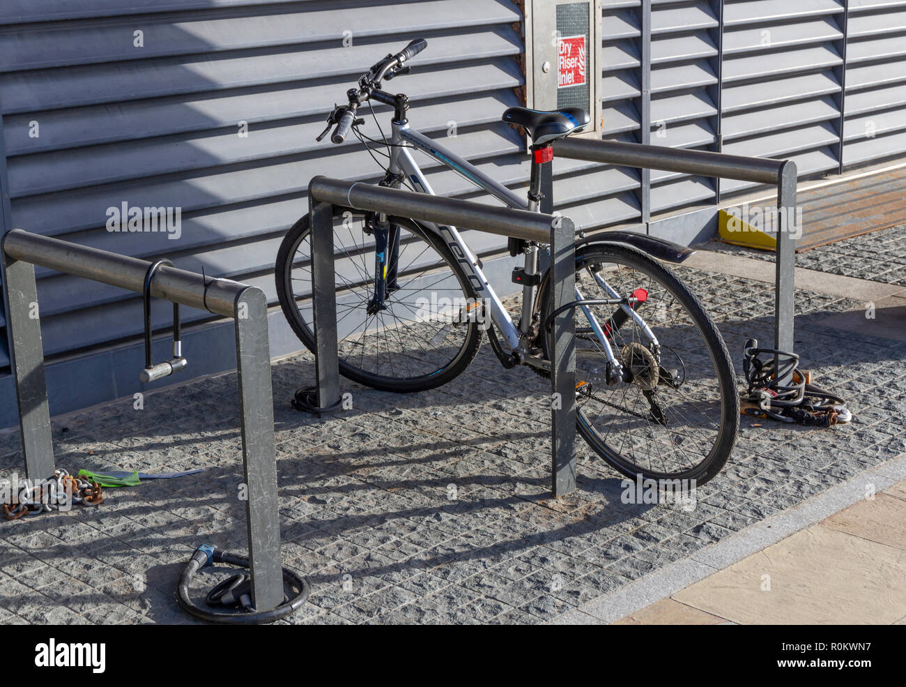 Una bicicletta bloccato per un portabiciclette in MediaCityUK, Salford Quays. Foto Stock