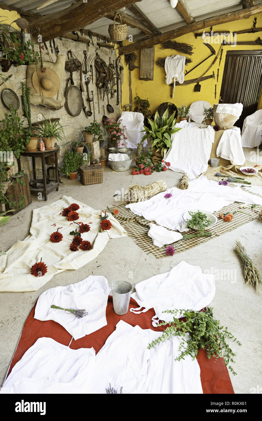 Rurale antico cortile spagnolo, il dettaglio di una vecchia casa con abiti e oggetti di antiquariato e classic Foto Stock