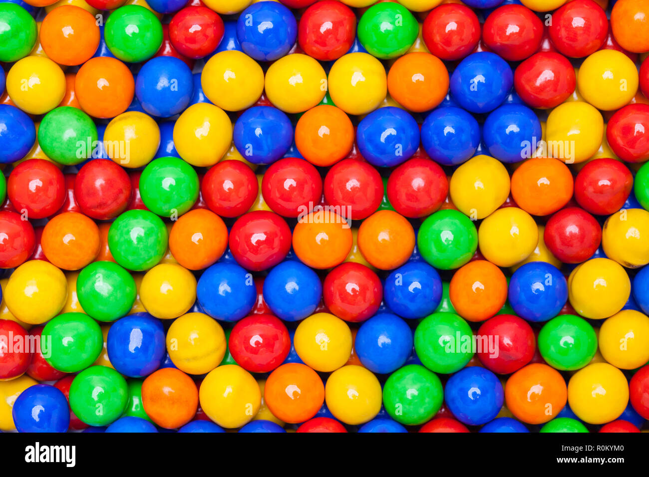 Round colorate Candy sfere in una pila. Foto Stock