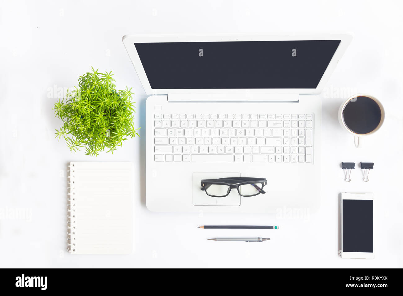 White desk office con laptop, smartphone e altre forniture di lavoro con tazza di caffè. Vista da sopra con copia spazio per immettere il testo. Area di lavoro di designer Foto Stock