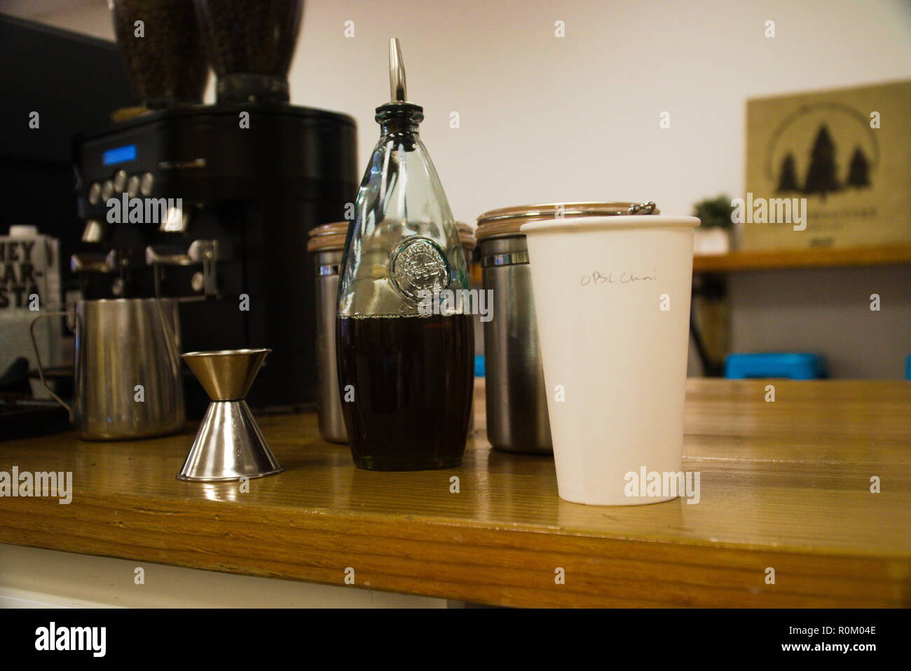 Diversi contenitori di liquido per la preparazione del caffè. Foto Stock