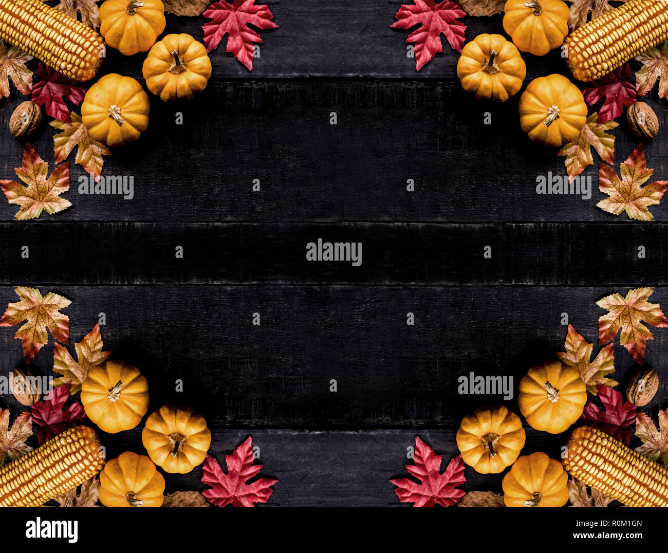 Sfondo di ringraziamento con frutta e verdura su legno in autunno e la caduta stagione di raccolto.Copia spazio per il testo. Foto Stock