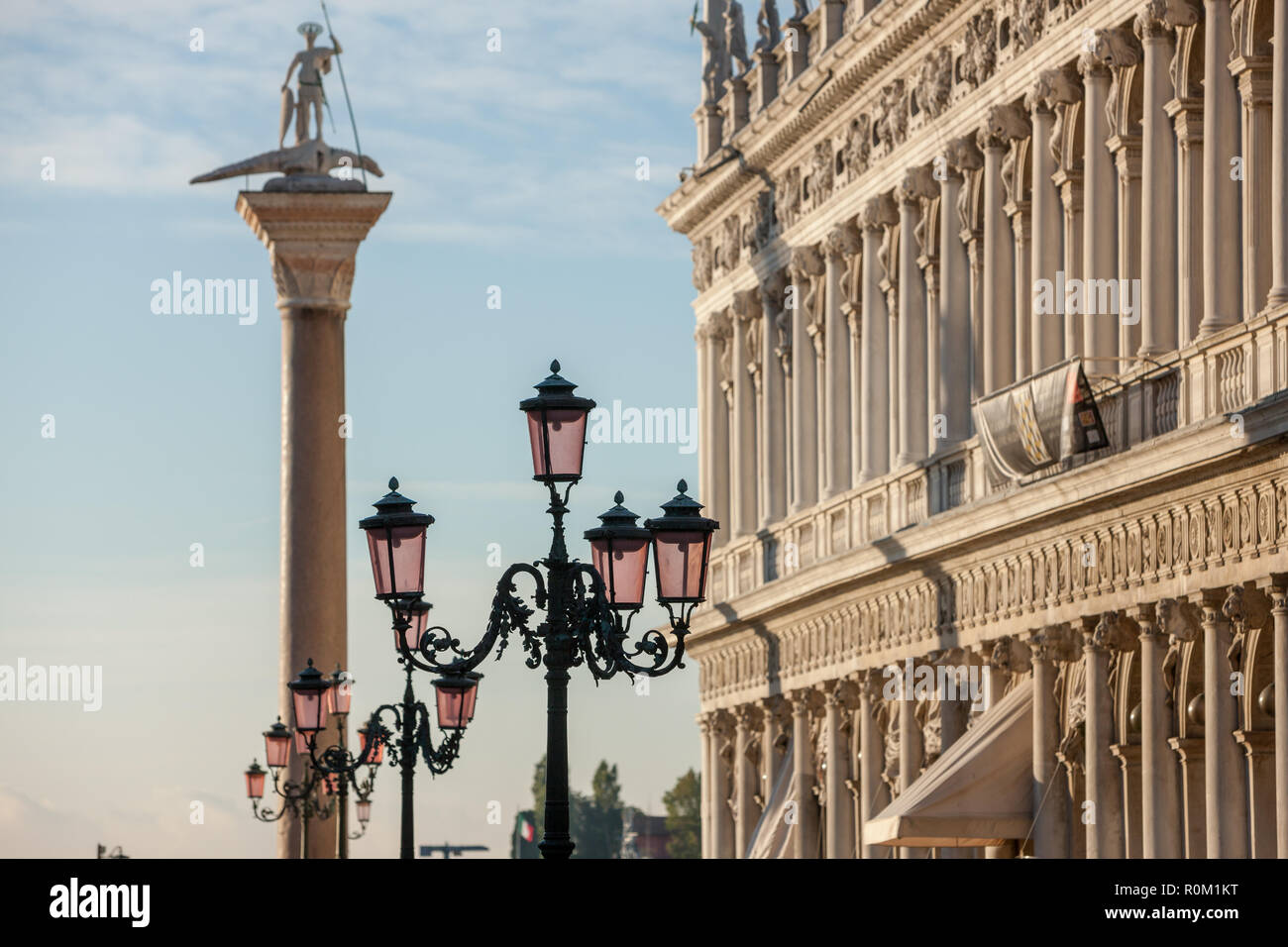 Dettaglio delle colonne ornati e lampost e statua in Piazza San Marco sqaure Venezia Italia Foto Stock