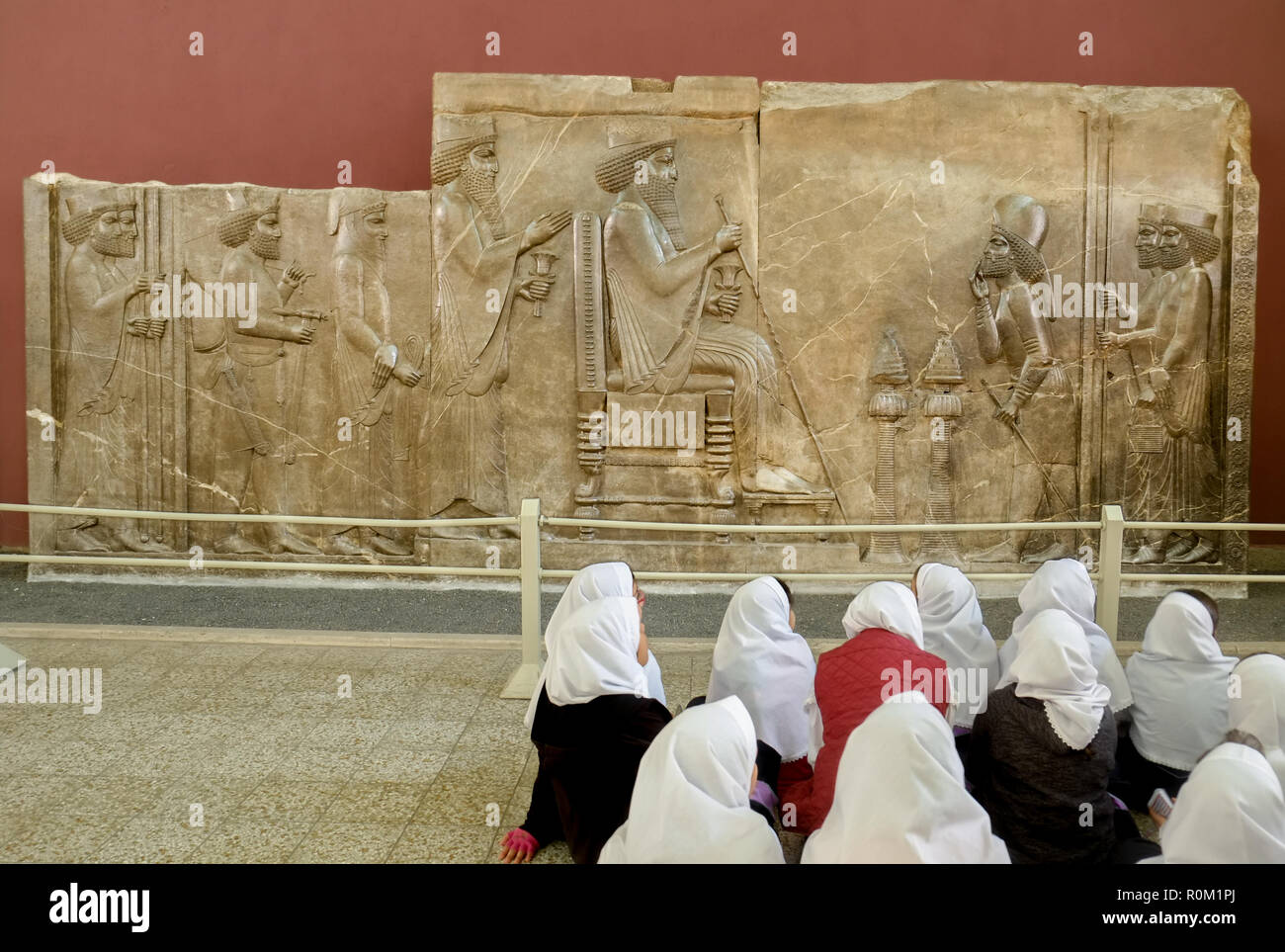 Tehran, Iran. Ottobre 23, 2016 : la scuola le ragazze che frequentano la storia di fronte alla Persepoli bassorilievo del re Dario presso il museo nazionale. Foto Stock