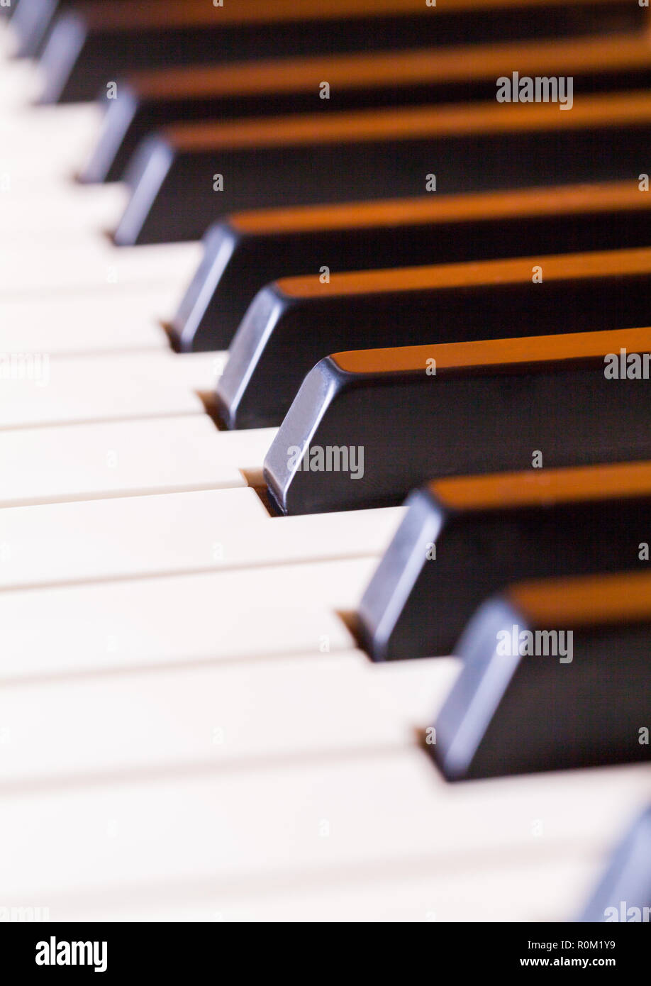In bianco e nero di tasti di pianoforte vicino. Foto Stock