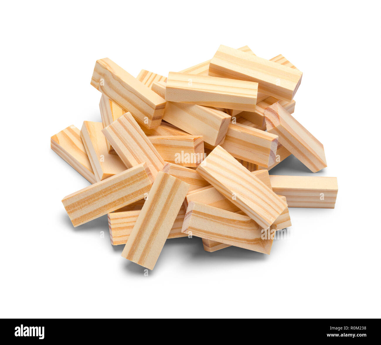 Piccola pila di blocchi di legno isolato su sfondo bianco. Foto Stock