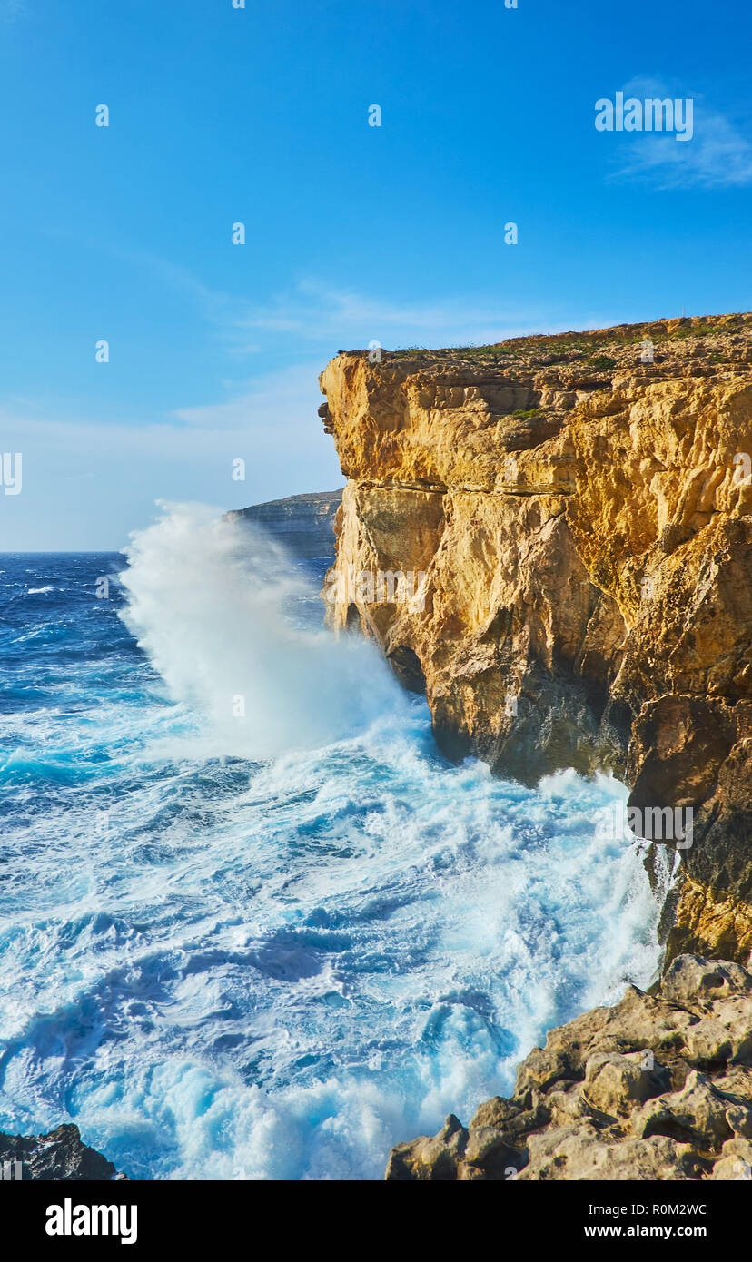 La forte onde infrangersi sulla roccia calcarea presso l'ex Azure Window sito (Dwejra finestra), la posizione che è stata molto popolare per il mare arch, crollò in s Foto Stock