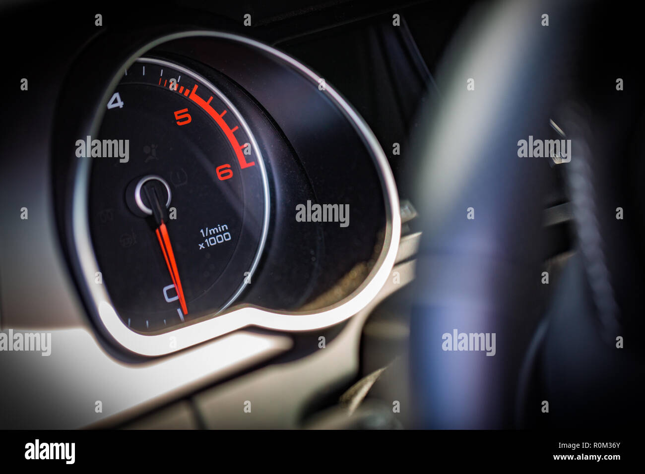 Auto indicatore giri/min, moderno per interni auto e del quadro strumenti Foto Stock